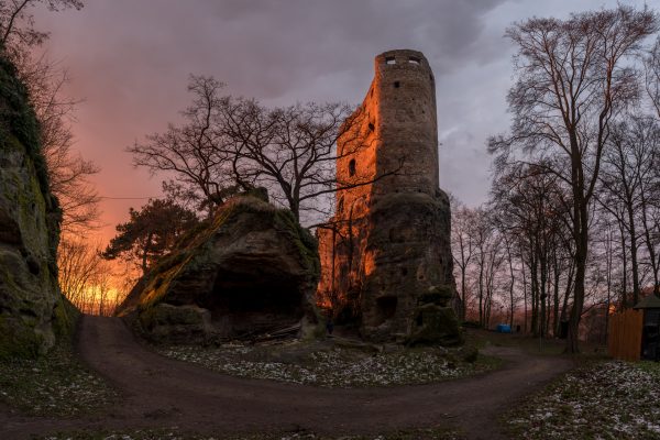 Zřícenina hradu Valečov v noci