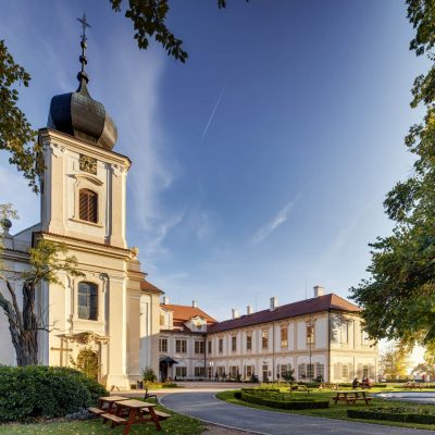Zámecký kostel Nanebevzetí Panny Marie. zámek Loučeň