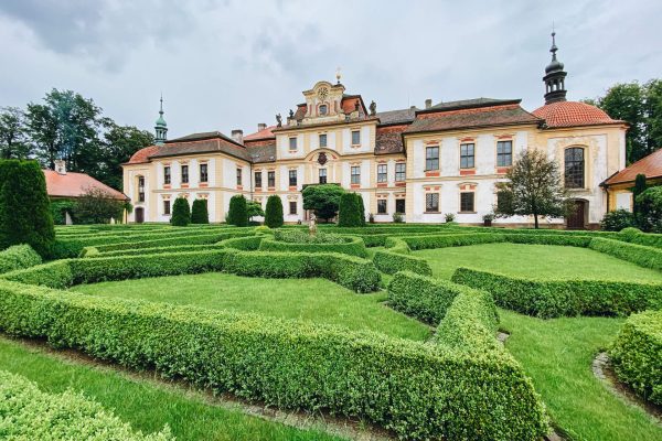 Francouzská zahrada na nádvoří zámku Jemniště na jaře