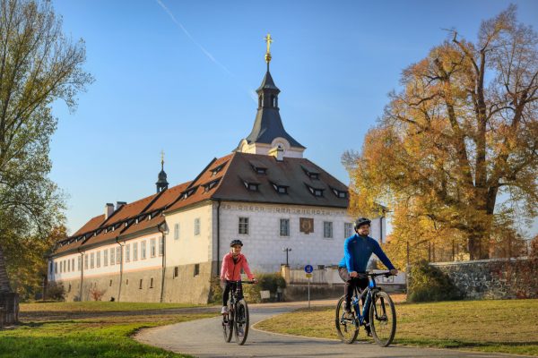 Biking near the Dobřichovice Chateau
