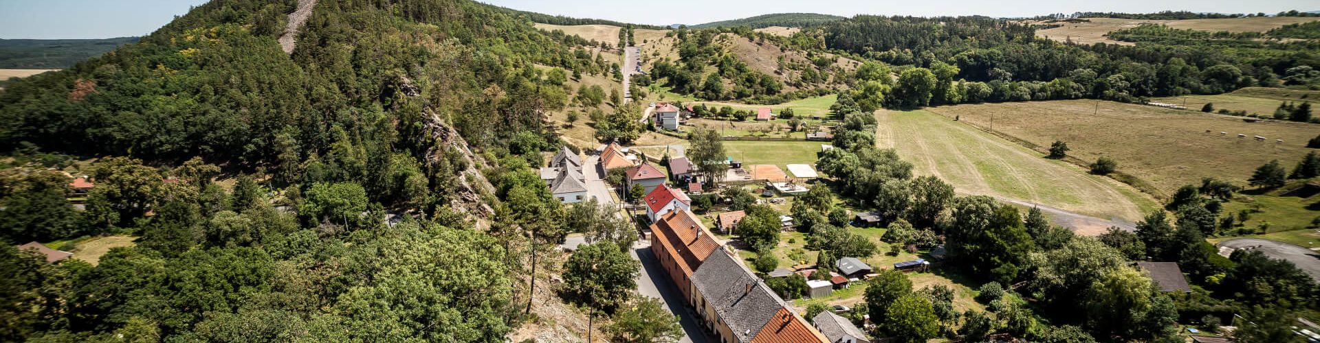 Letecký pohled na obec a hrad Žebrák