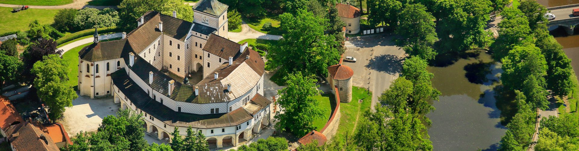 Letecký pohled na areál zámku Březnice